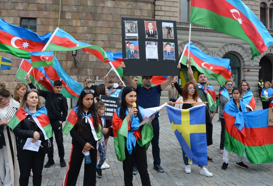 Azərbaycan diasporu Ermənistanın son təxribatlarına qarşı İsveç parlamentinin önündə etiraz aksiyası keçiribVİDEO