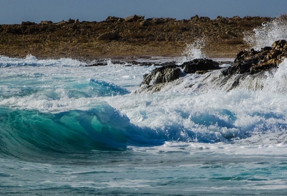 ارتفاع موجات بحر الخزر إلى 5.3 أمتار