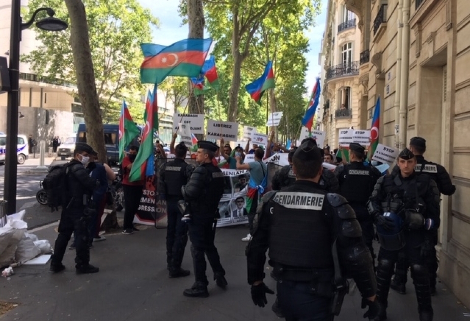 Diáspora azerbaiyana celebra acción de protesta frente a la Embajada de Armenia en París