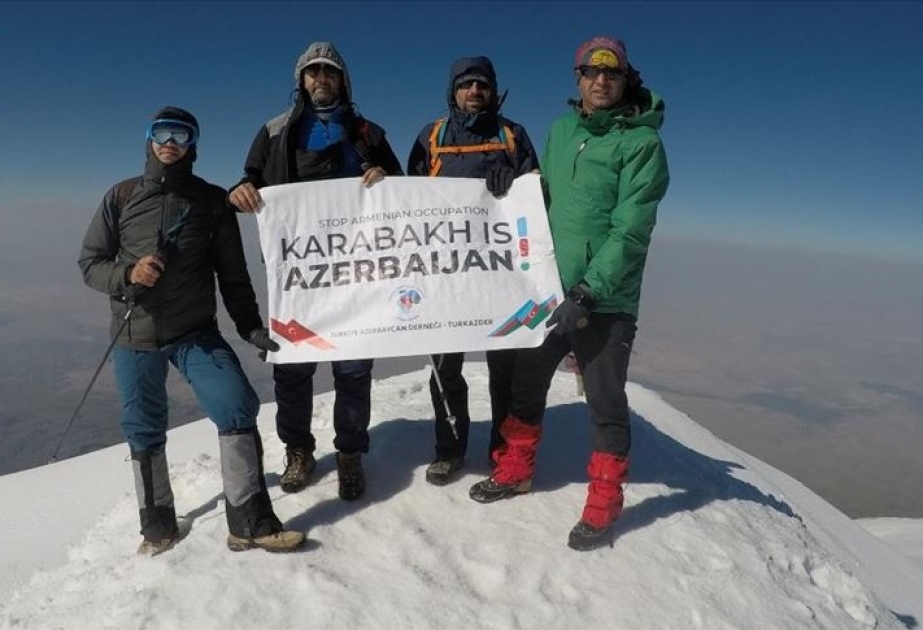 Türkiyəli alpinistlər Ağrı dağının zirvəsində “Qarabağ Azərbaycandır!” şüarını dalğalandırıblar
