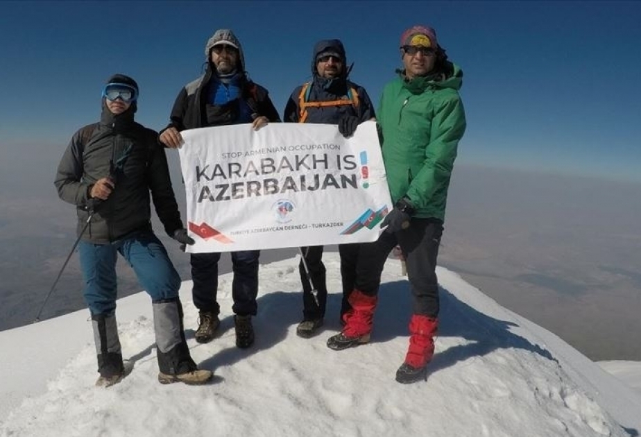 Los alpinistas turcos pusieron un cartel en la cima del Monte Agri con las palabras "¡Karabaj es Azerbaiyán!"