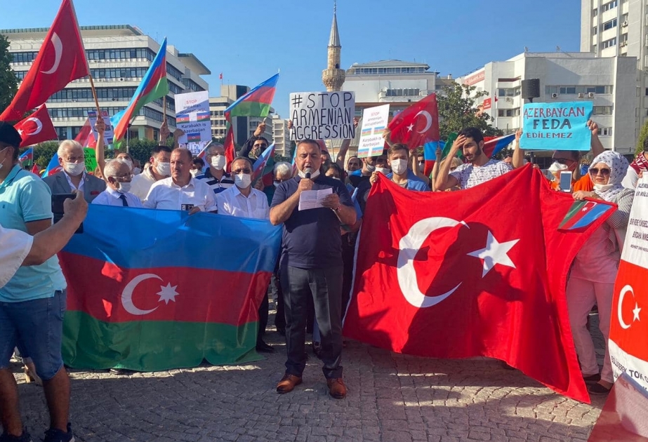 İzmirdə Ermənistan tərəfindən Tovuz rayonu istiqamətində törədilən təxribatla bağlı etiraz aksiyası keçirilib