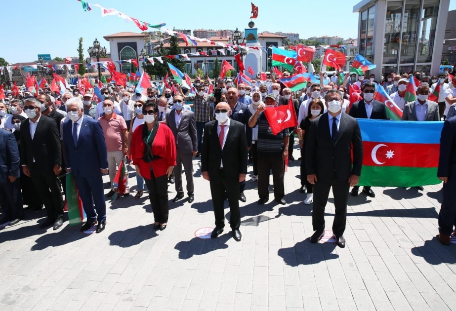 Ankarada keçirilən Azərbaycana dəstək mitinqində Ermənistanın işğalçılıq siyasətinə son qoyması qətiyyətlə tələb edilib