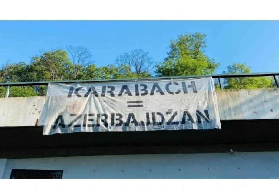 En el puente central de Praga está colgado un cartel que dice "¡Karabaj es Azerbaiyán!"
