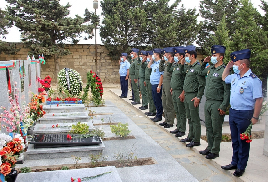 Müdafiə Nazirliyinin nümayəndə heyəti hərbi pilot Rəşad Atakişiyevin məzarını ziyarət edib