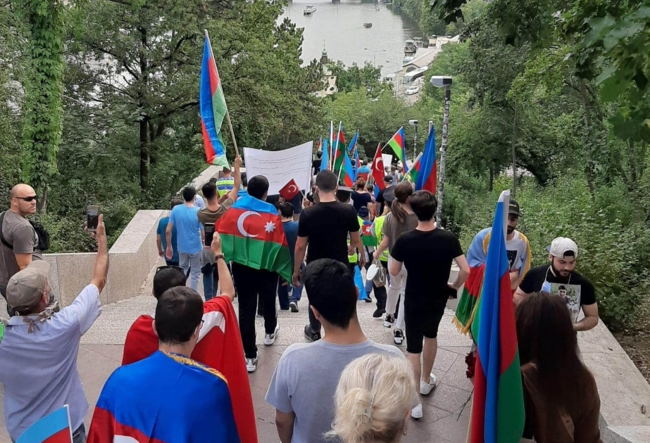 Азербайджанская община в Праге встретила армянских демонстрантов у здания посольства страны