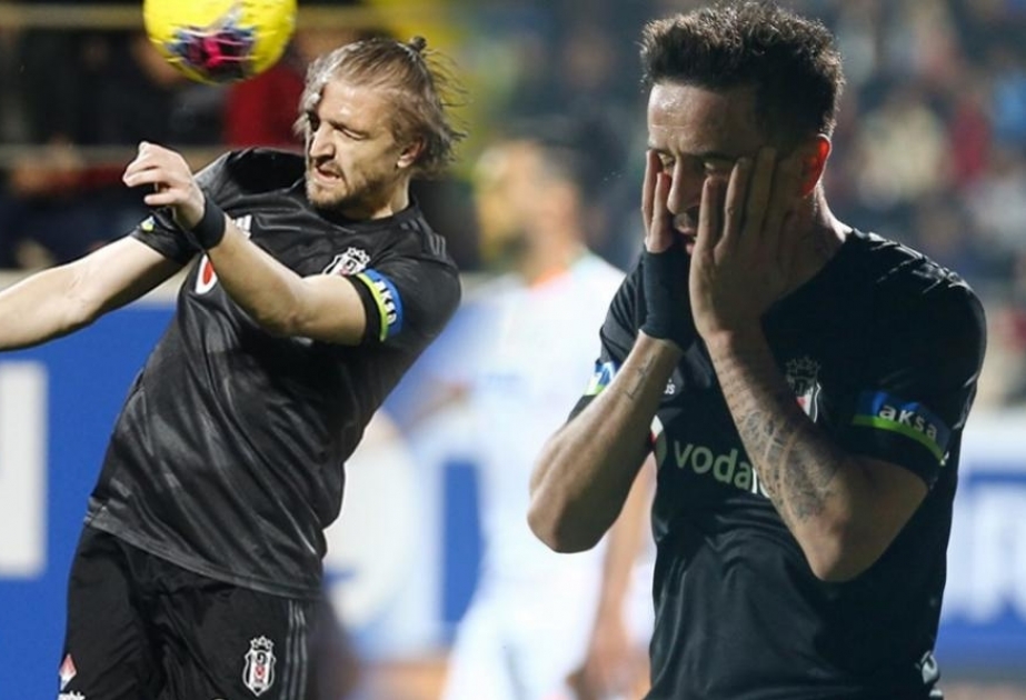 "Beşiktaş" daha iki futbolçu ilə yollarını ayırır