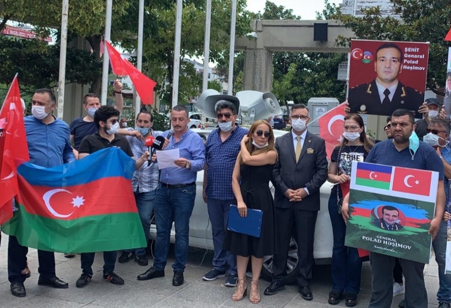 İstanbulda "Maskanı tax, bayrağını al, aramıza qatıl" şüarı ilə Azərbaycana dəstək aksiyası keçirilib