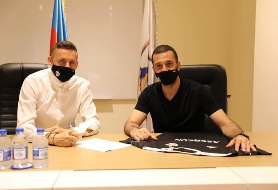 “Mançester Yunayted”in futbolçusu “Qarabağ”ın yeni transferini təbrik edib