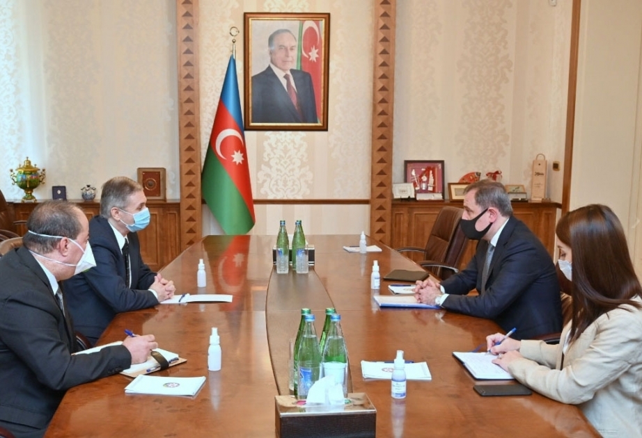 Canciller de Azerbaiyán se reúne con el embajador de Palestina