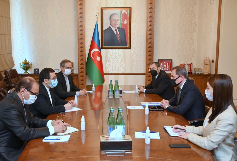 Canciller azerbaiyano recibe al embajador iraní