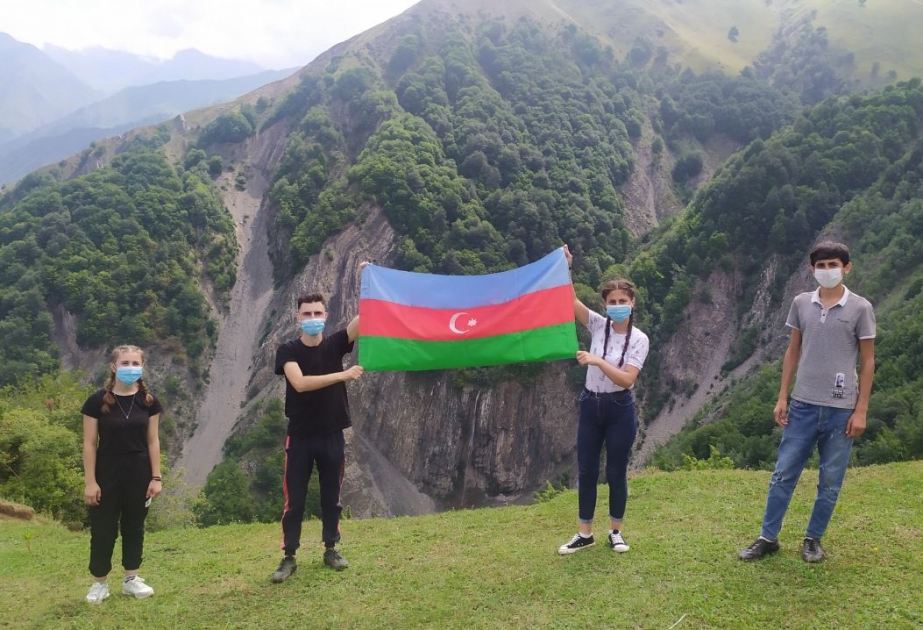 Qaxlı gənclər “ZirvədəSən” layihəsi çərçivəsində İlisu kəndindəki dağın zirvəsinə yürüş ediblər