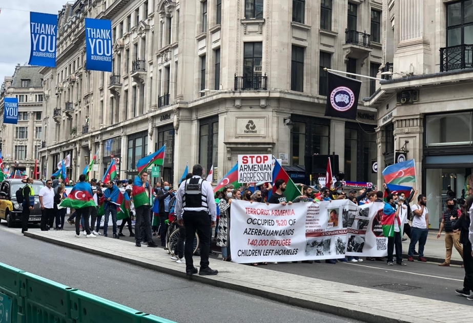 Azerbaiyanos celebran manifestación pacífica en Londres contra las últimas provocaciones de Armenia