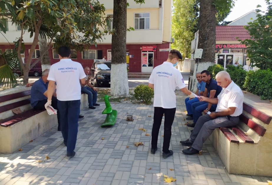 Gənc könüllülər koronavirus pandemiyasına qarşı maarifləndirmə tədbirlərində fəallıq göstərirlər