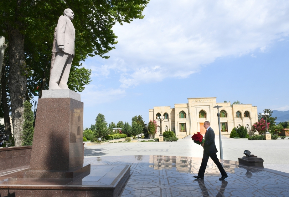 El Presidente visitó la estatua del líder nacional Heydar Aliyev en Ismayilli
