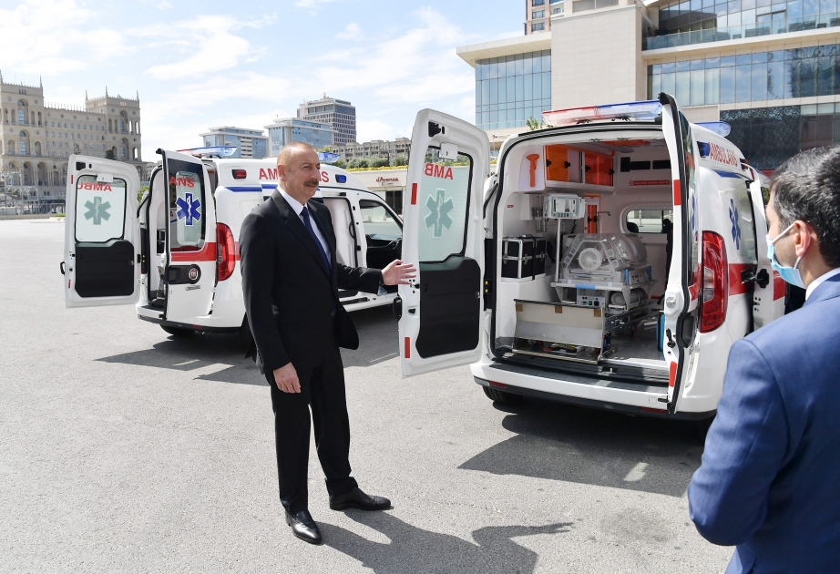 Ilham Aliyev inspeccionó las nuevas ambulancias entregadas a Azerbaiyán