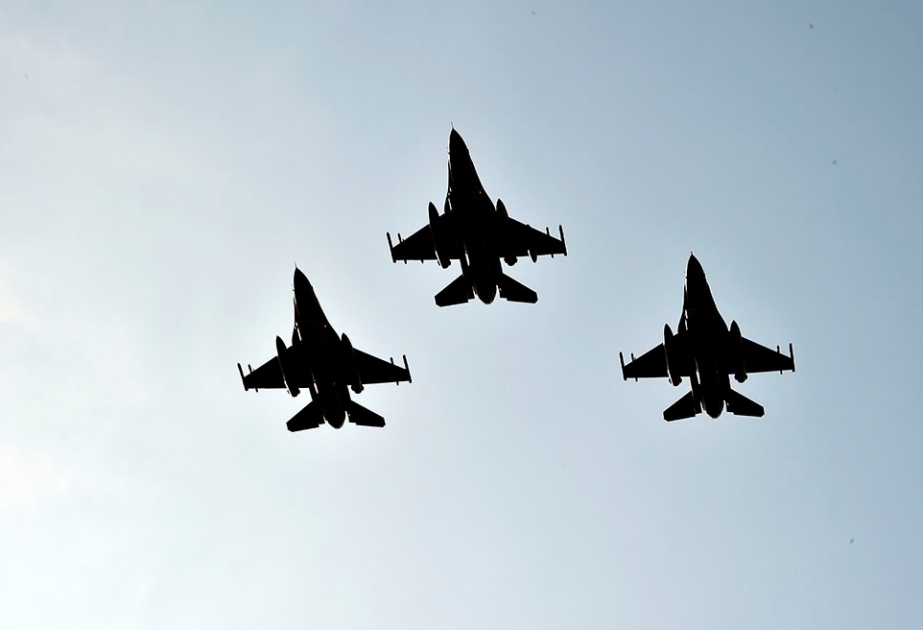 Aviones F-16 de la Fuerza Aérea Turca llegan a Azerbaiyán para participar en los ejercicios de TurAz Qartalı