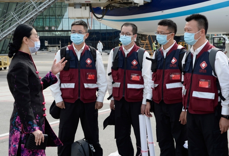 China envía médicos especialistas a Azerbaiyán para luchar contra COVID-19