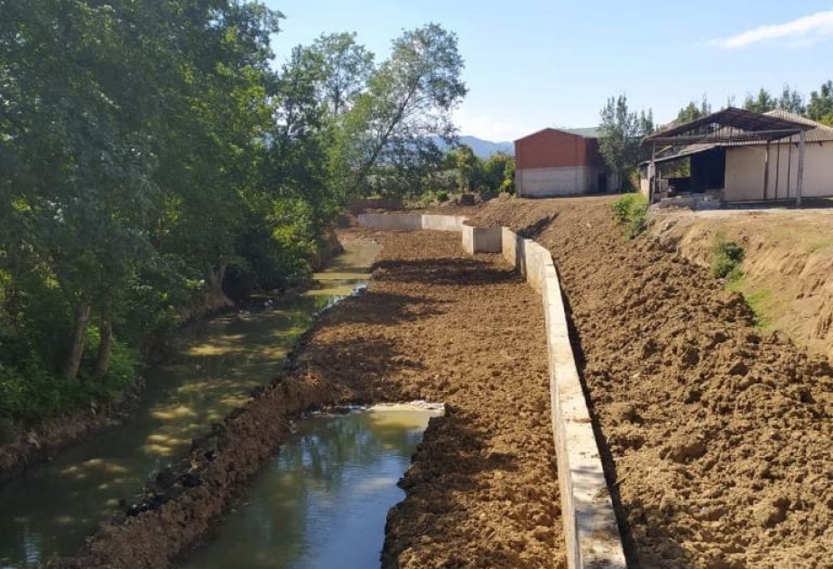 Lənkəranın Separadi kəndindən keçən Ulumçayda sahil-bərkitmə işləri davam etdirilir