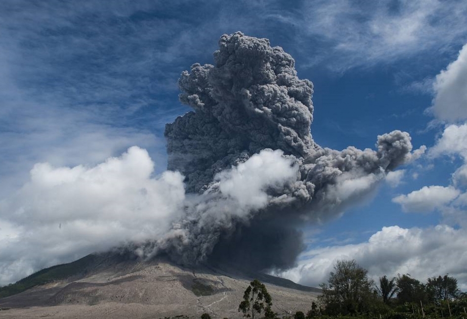 Le volcan Sinabung entre en éruption en Indonésie