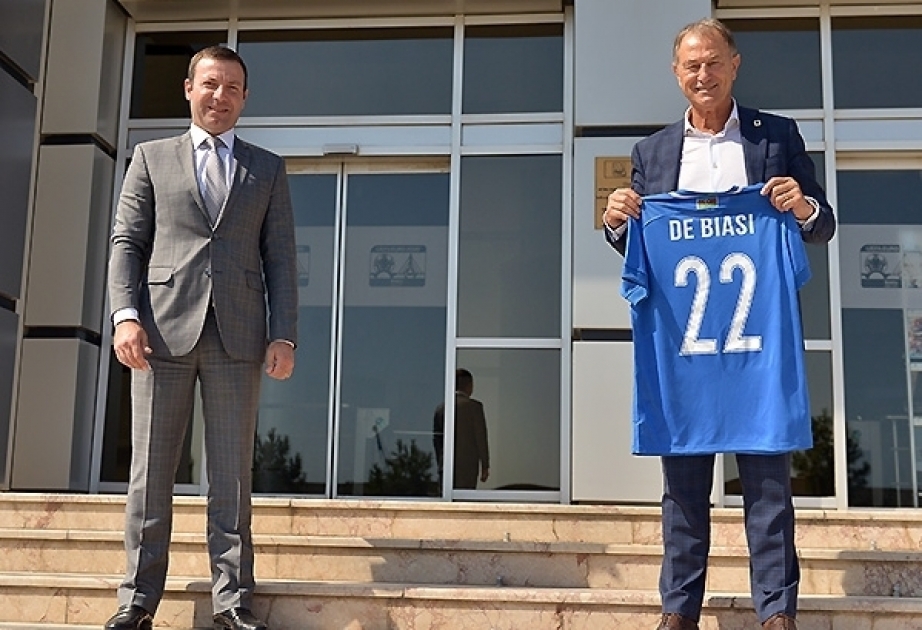 L’entraîneur-chef Gianni De Biasi est accueilli par le vice-président de l’AFFA