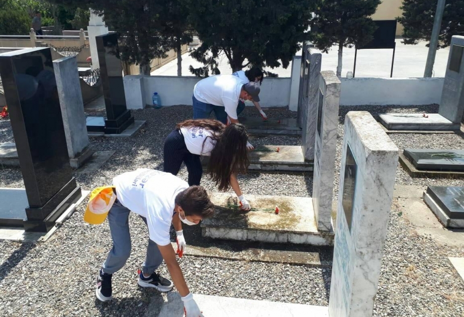 Xəzər rayonunun könüllüləri Mərdəkandakı Şəhidlər xiyabanında abadlıq işləri görüblər