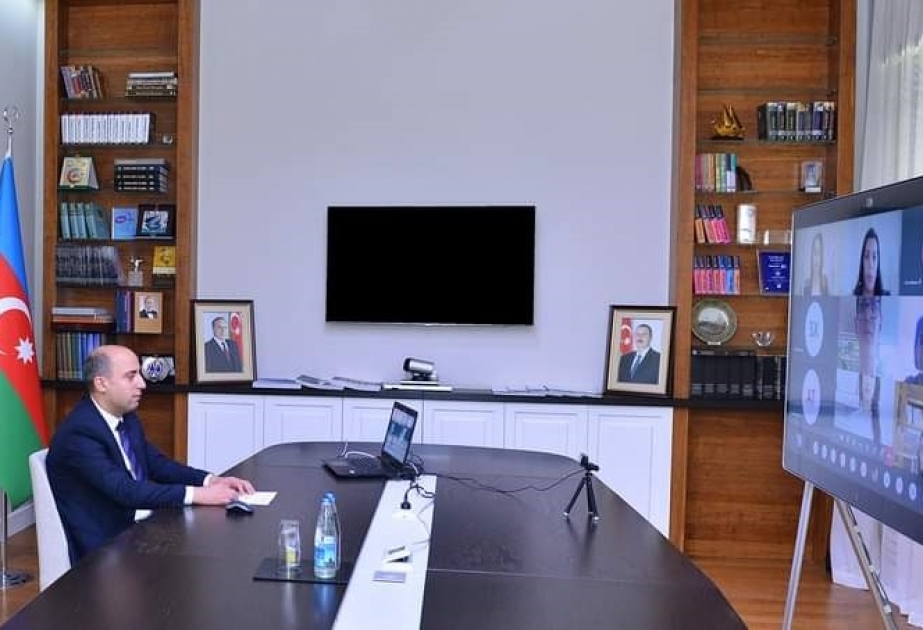 Təhsil naziri regionlardan olan valideyn, şagird və müəllimlərin iştirakı ilə videokonfrans keçirib