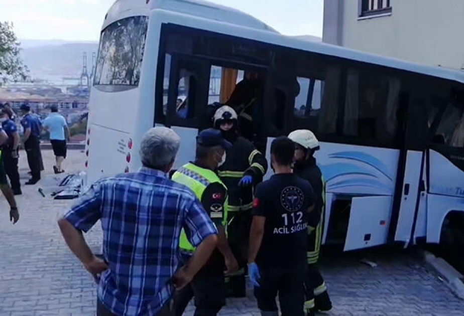 Türkiyədə polis əməkdaşlarını daşıyan avtobus qəzaya uğrayıb