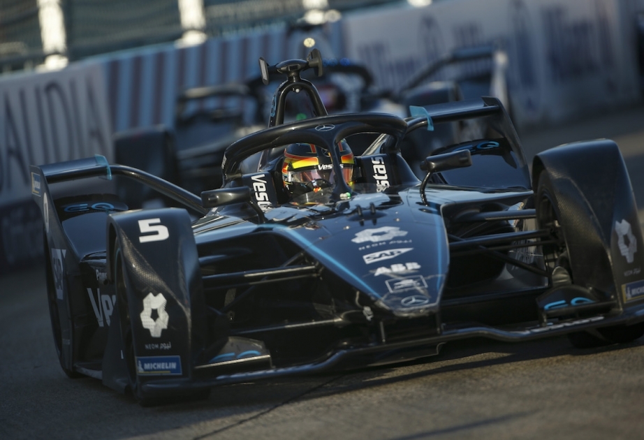 “Mercedes” Formula E-də dubla imza atıb
