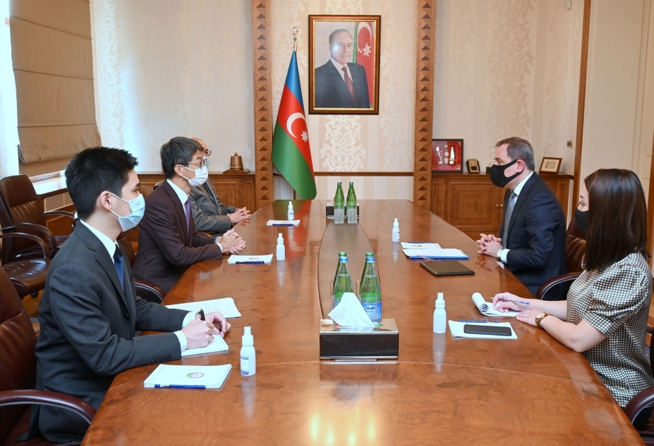 Flamante embajador japonés presenta copia de sus cartas credenciales al canciller azerbaiyano