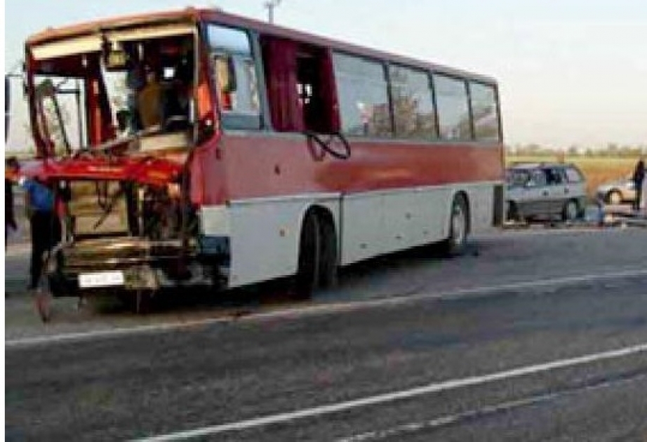 Sumqayıtda minik avtomobilinin avtobusla toqquşması nəticəsində bir nəfər həlak olub