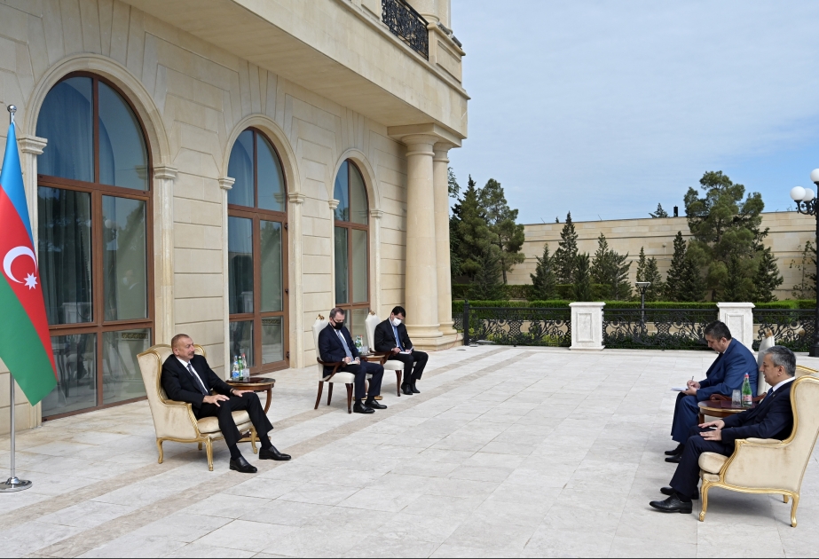 Le président Ilham Aliyev reçoit les lettres de créance du nouvel ambassadeur d’Ouzbékistan VIDEO