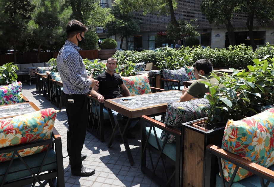 Açıq havada fəaliyyət göstərən ictimai iaşə müəssisələrində yerində xidmət saat 09:00-dan 22:00-dək həyata keçirilir