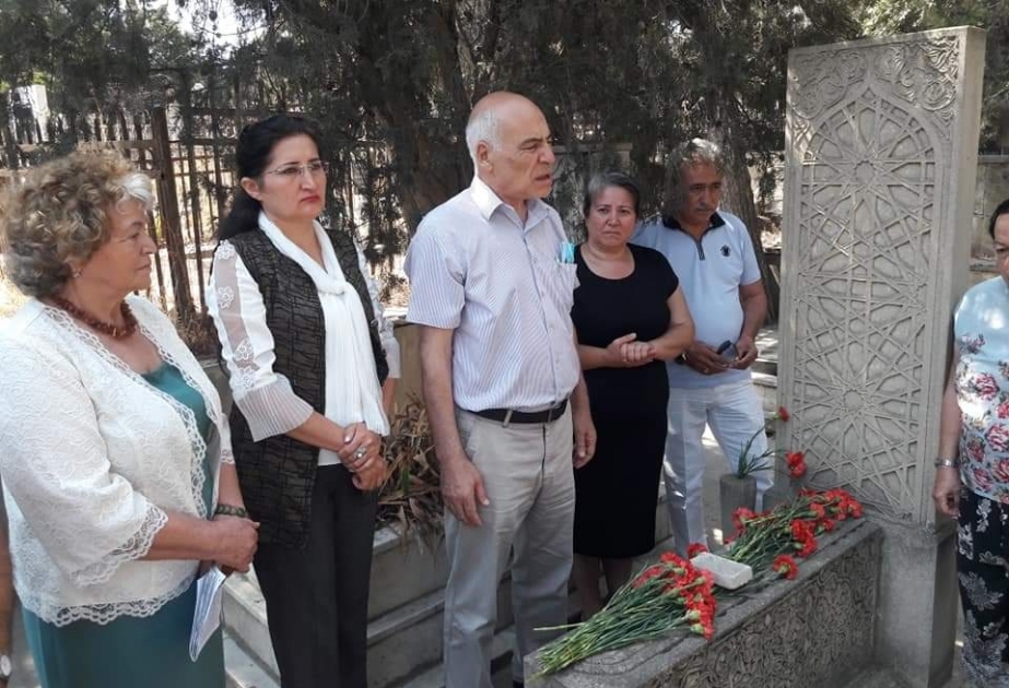 Mirvarid Dilbazinin məzarı ziyarət olunub