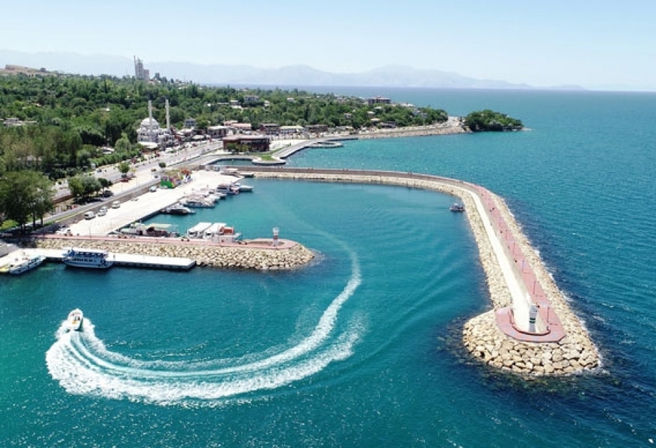 Türkiyənin Van gölündə üzən otel fəaliyyət göstərəcək