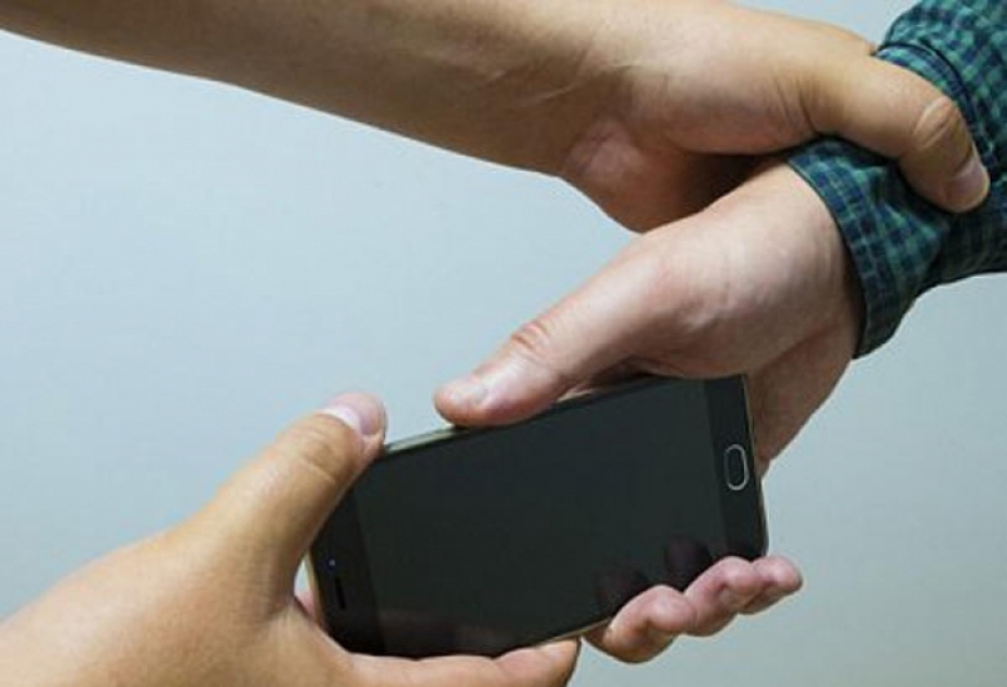 Quldurluq yolu ilə paytaxt sakininin mobil telefonunu alan şəxs saxlanılıb