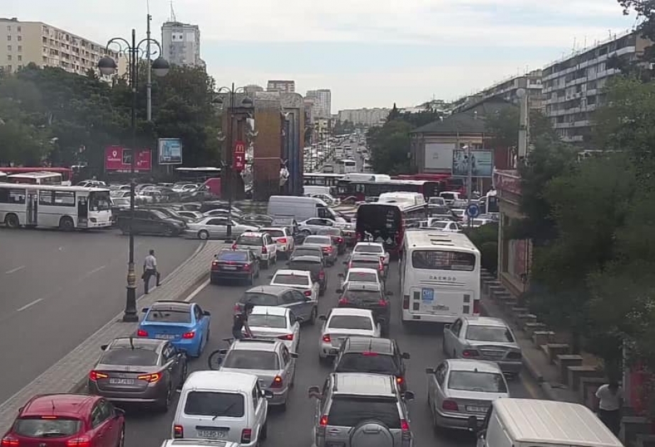 “Qara Qarayev” prospektində yaranan sıxlıq avtobusların intervalında gecikmələr yaradıb