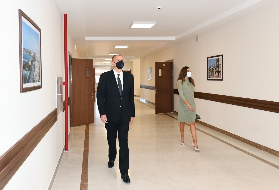 Presidente Ilham Aliyev y la Primera Dama Mehriban Aliyeva asisten a la inauguración del nuevo edificio de la escuela en Gala