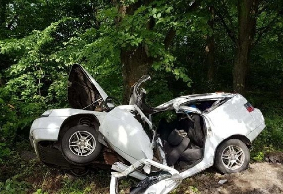 Goranboyda “VAZ” markalı minik avtomobil ağaca çırpılıb, bir nəfər ölüb