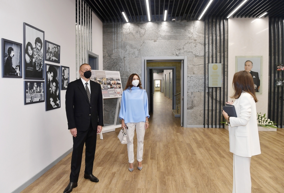 Le président Ilham Aliyev et la première dame Mehriban Aliyeva participent à l’inauguration d’une école d’art rénovée à Bakou VIDEO