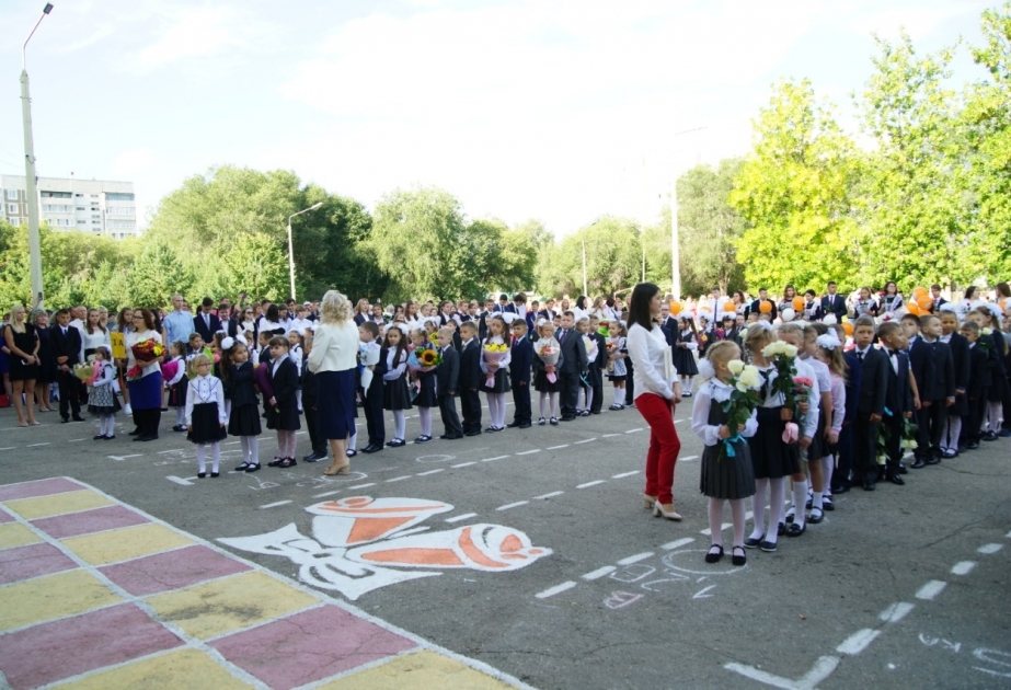 Ulyanovskdakı Azərbaycan diasporu Heydər Əliyev adına məktəbin kollektivini Bilik günü münasibətilə təbrik edib
