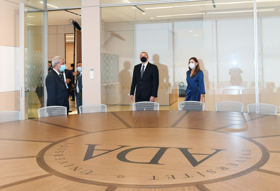 Le président Ilham Aliyev et son épouse Mehriban Aliyeva participent à l’inauguration de deux nouveaux bâtiments de l’Université ADA VIDEO