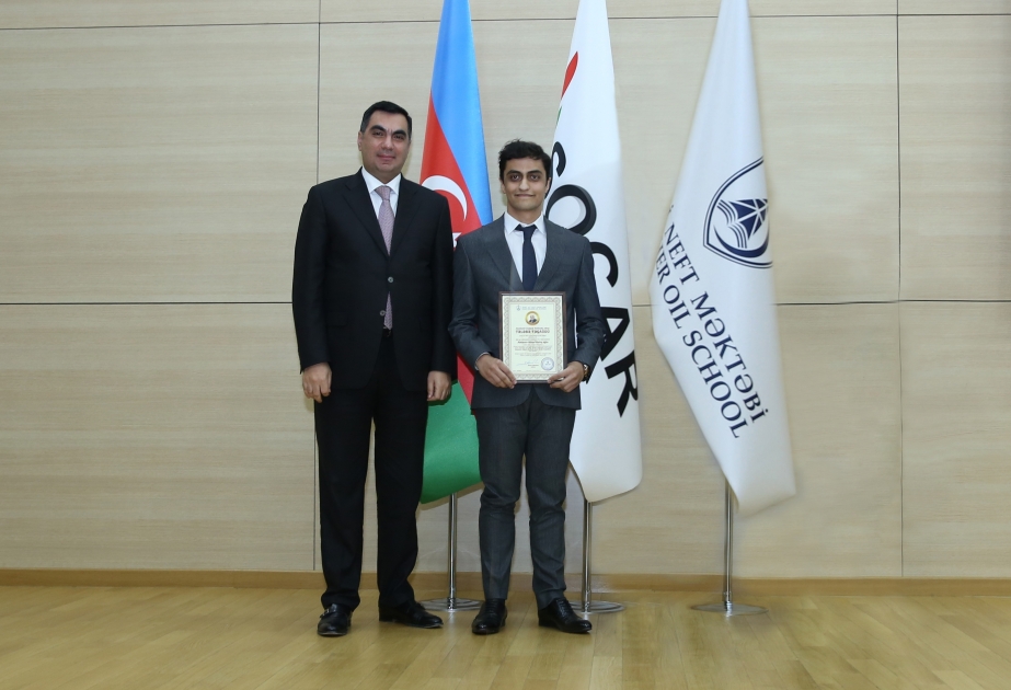 Graduado de la Escuela Superior de Petróleo de Bakú es nombrado “Estudiante exitoso del año”