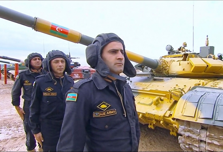 Azərbaycanın Müdafiə naziri “Tank biatlonu” müsabiqəsinin final mərhələsini izləyib