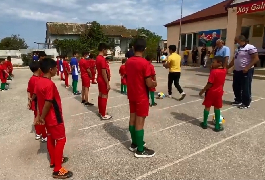 Diputados azerbaiyanos presentan uniformes de fútbol a los alumnos desplazados internos