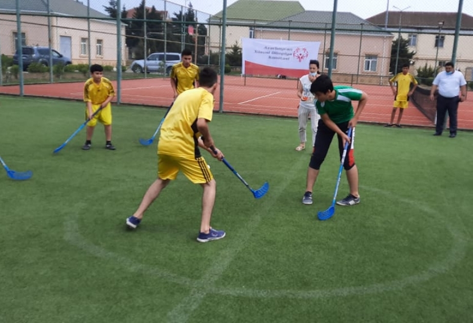 Xüsusi olimpiyaçılar florbol yarışında güclərini sınayıblar