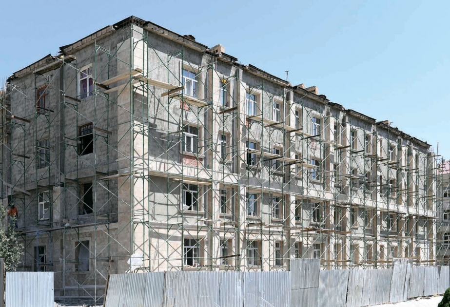 Yaşayış binalarında təmir-bərpa işləri aparılır