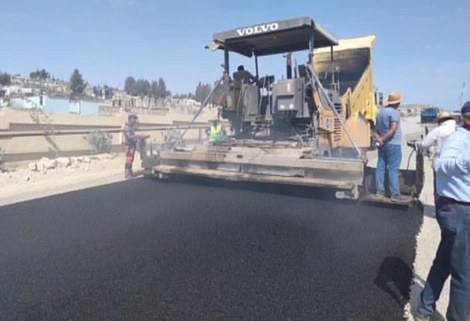 Qobu qəsəbəsində yollar təmir olunur