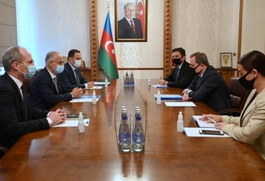 Canciller azerbaiyano se reunió con el representante de la ONU