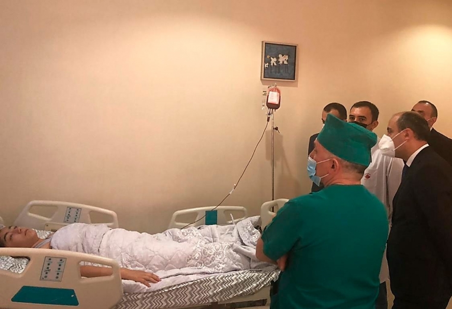 Təhsil naziri IX sinif şagirdinə baş çəkib